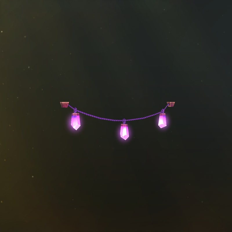 tres luces moradas con aspecto cristalino que cuelgan de un cordón morado