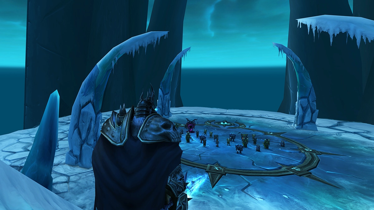 Un personaje con armadura mira hacia una plataforma helada con varios personajes encima.