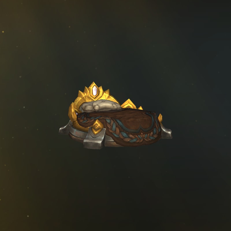 Una cama ornamentada en gris y dorado con una colcha guateada