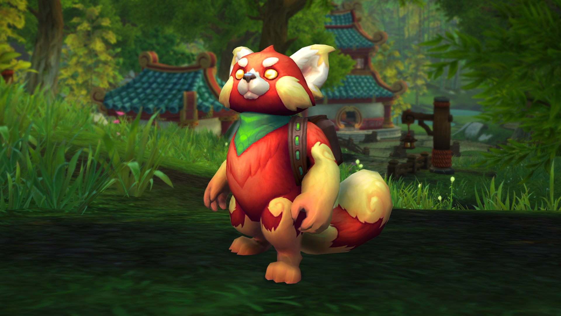 Una mascota panda rojo con una bufanda verde y una mochila marrón con costuras verdes a juego
