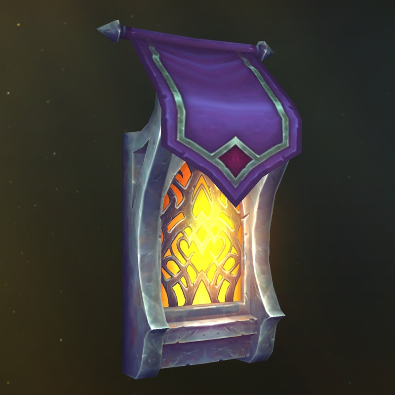 Una ventana ornamentada con filigrana que cubre el brillo dorado proveniente de la ventana y un toldo morado, plateado y rojizo