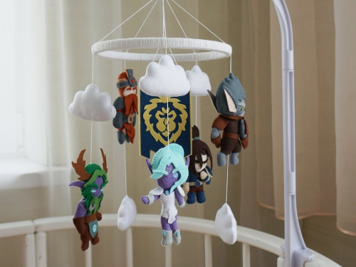 Móviles para niños inspirados en World of Warcraft y creados por FeltDecorMobile