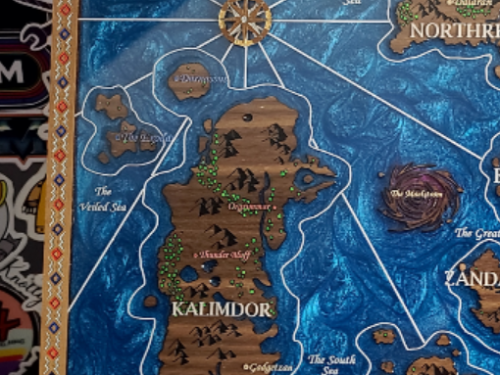 ¡Maravilloso mapa de Azeroth creado en nogal y resina!