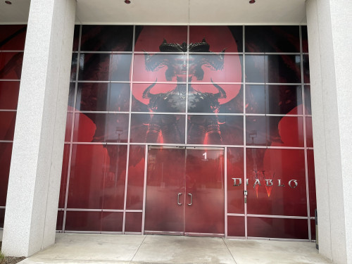 Blizzard personaliza su sede con imágenes de Diablo IV